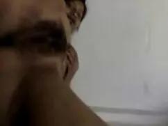 Egy lány barna hajú, ...