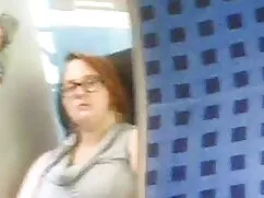 Egy lány barna hajú, ...